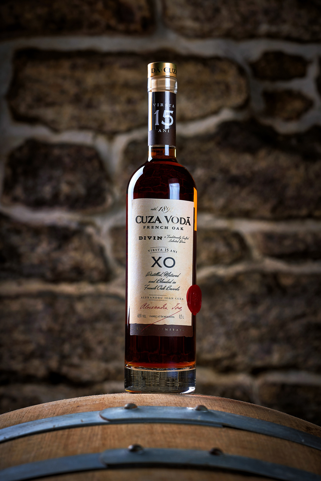 復古風格的白蘭地酒包裝這樣設計(圖2)