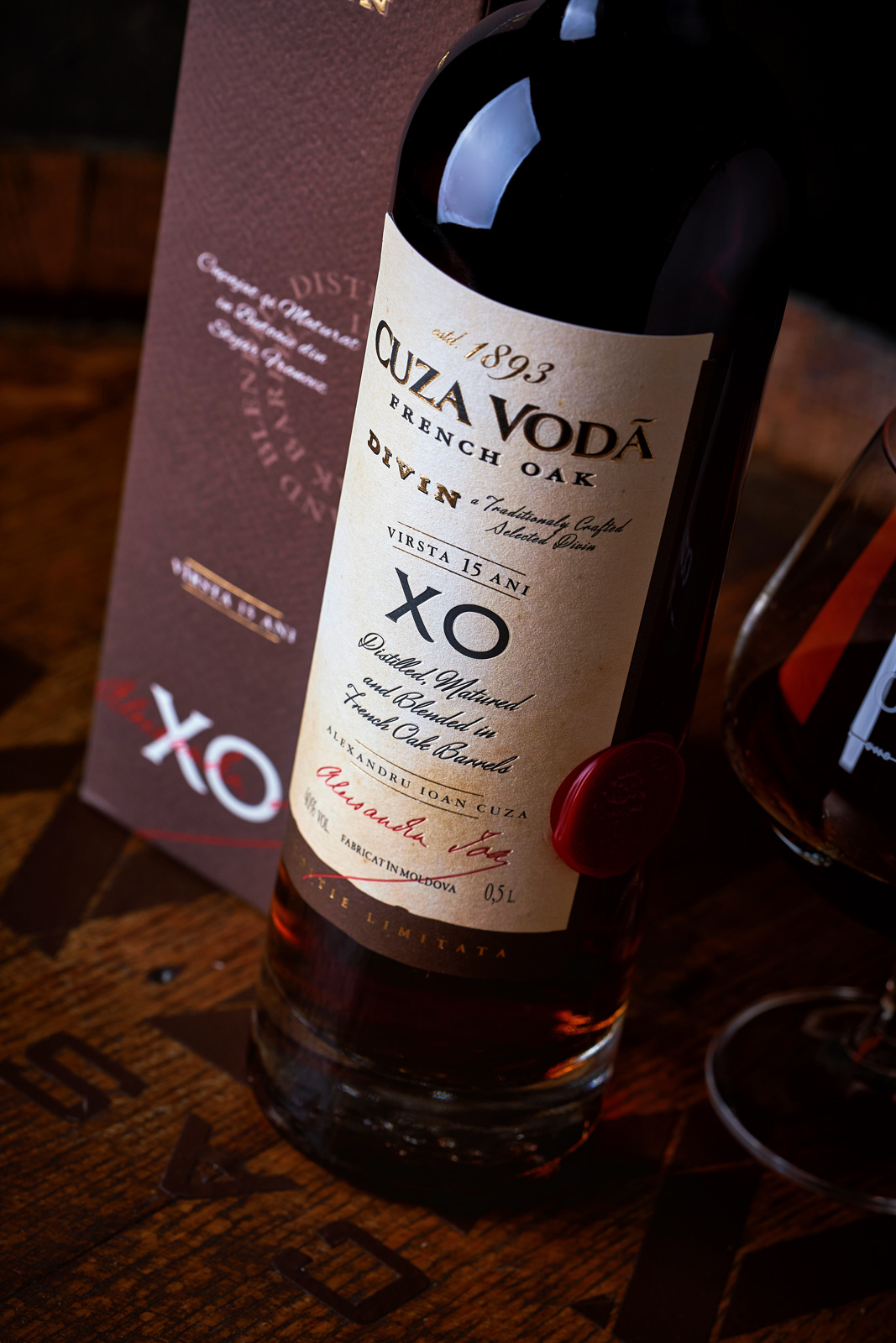 復古風格的白蘭地酒包裝這樣設計(圖4)